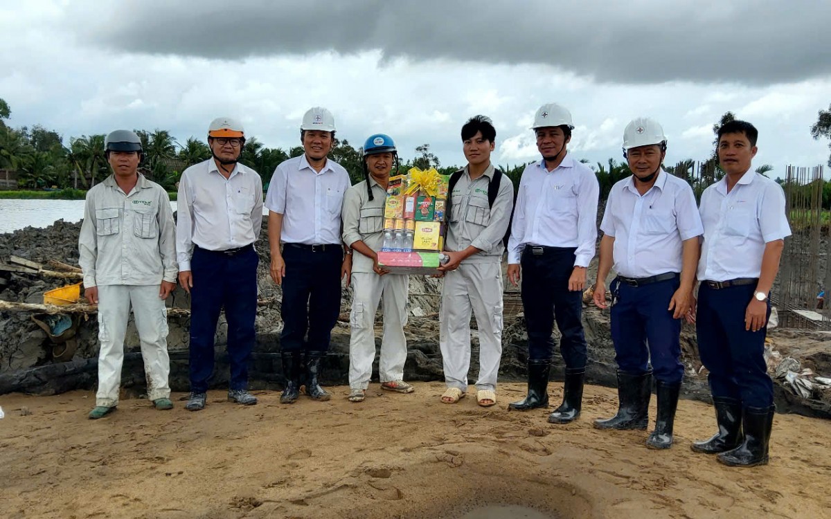 Ngành điện miền Nam làm việc xuyên lễ trên những công trình lưới điện
