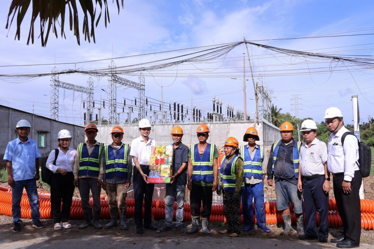 Ngành điện miền Nam làm việc xuyên lễ trên những công trình lưới điện