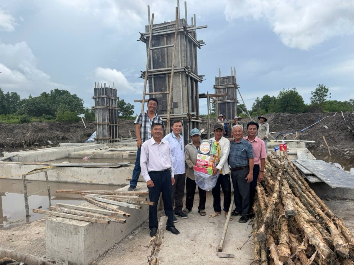 Ngành điện miền Nam làm việc xuyên lễ trên những công trình lưới điện