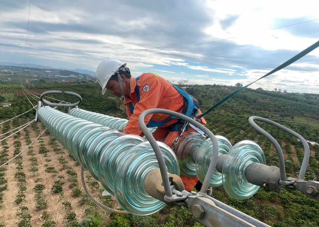 Lựa chọn chuỗi cách điện cho các đường dây truyền tải điện trên không - Những nguyên tắc cần hiểu rõ