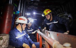 Than Nam Mẫu đẩy nhanh tiến độ lắp đặt lò chợ cơ giới hóa NM I-6-1B