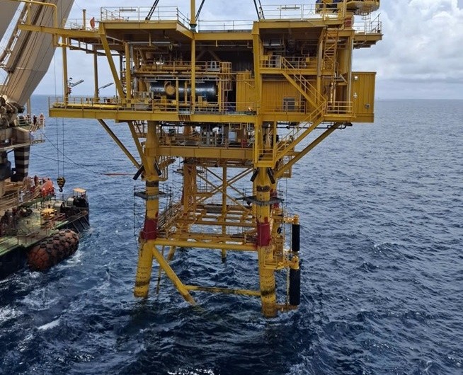 Lắp đặt thành công khối thượng tầng giàn BK-24 trên biển (mỏ Bạch Hổ)