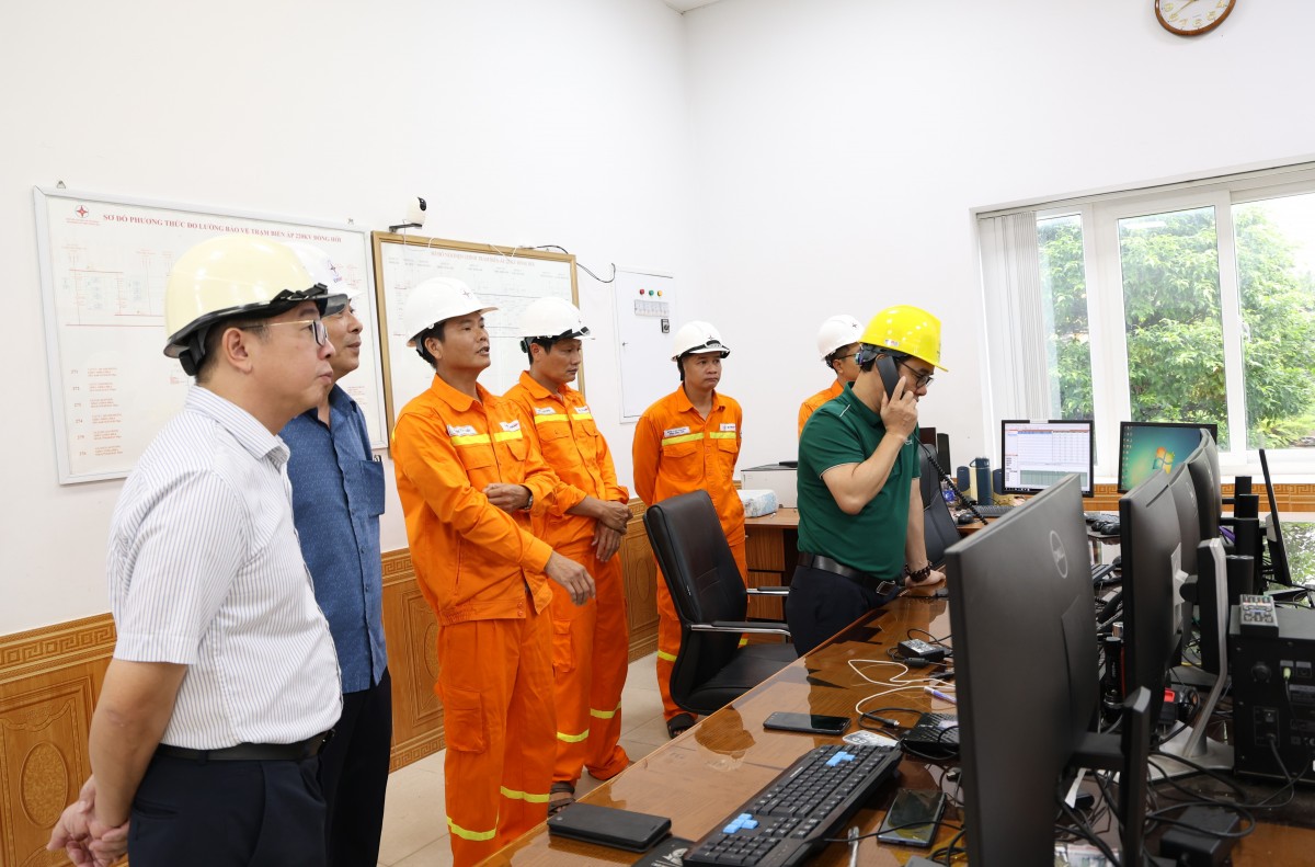 Lãnh đạo EVNNPT chỉ huy, ứng trực tại vùng tâm bão số 10 (Bualoi)