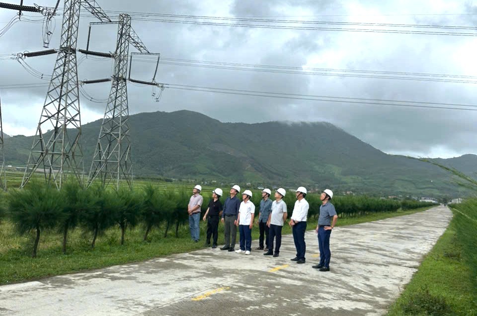 Lãnh đạo EVNNPT chỉ huy, ứng trực tại vùng tâm bão số 10 (Bualoi)