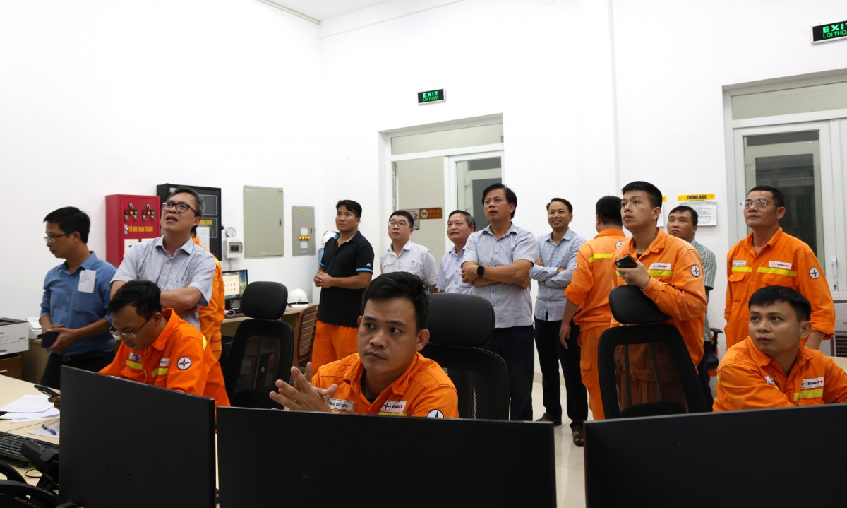 Lãnh đạo EVNNPT trắng đêm trực ứng phó với bão số 10 (Bualoi)