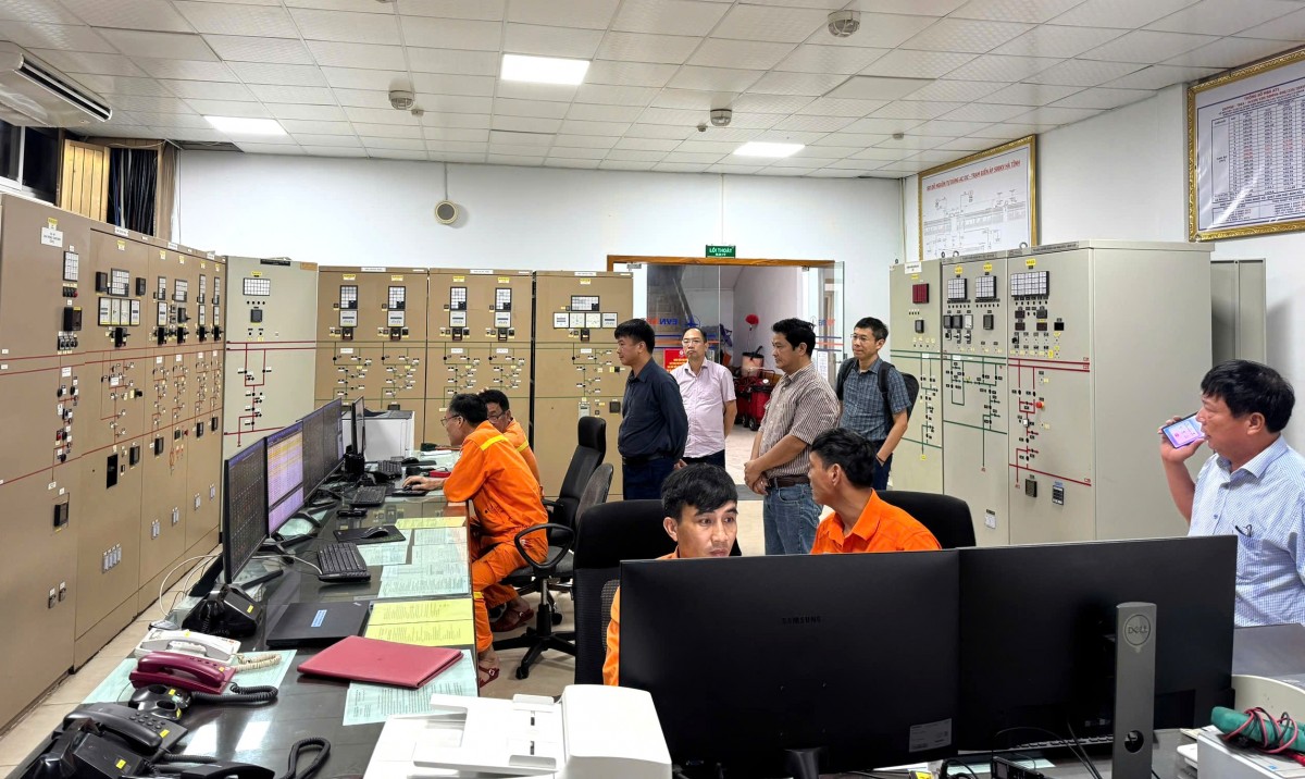 Lãnh đạo EVNNPT trắng đêm trực ứng phó với bão số 10 (Bualoi)