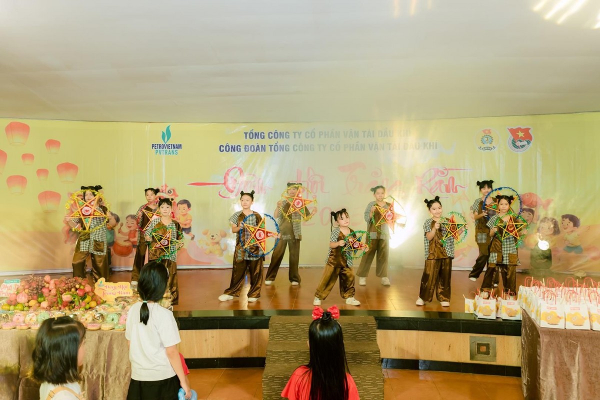 Đêm hội Trăng rằm 2025 - Niềm vui cho các em thiếu nhi con người lao động PVTrans