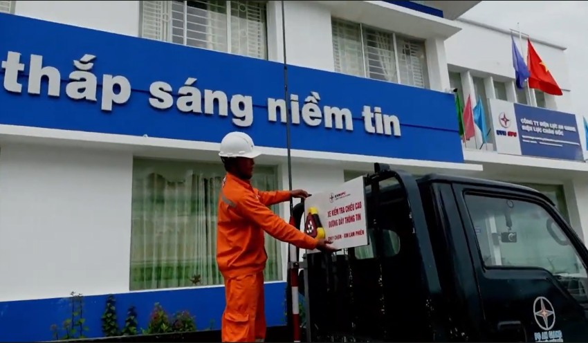 Giải pháp khắc phục cáp mạng mất an toàn đi trên trụ điện lực