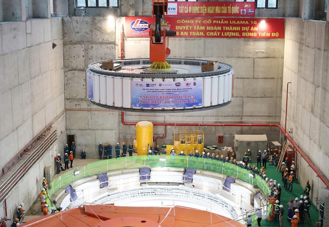 Hạ đặt thành công rotor tổ máy số 2 dự án Thủy điện Hòa Bình mở rộng