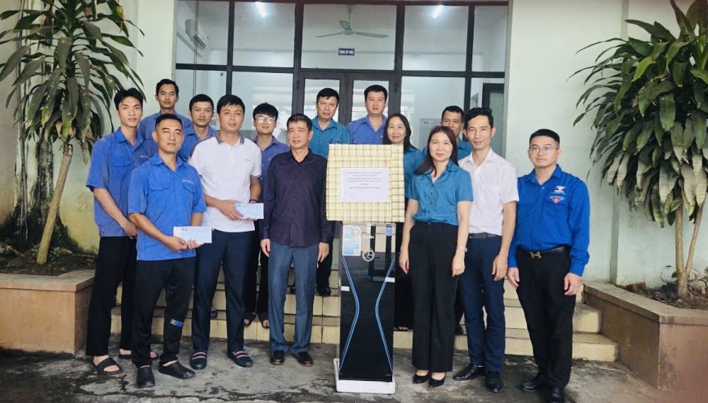Công ty Cổ phần Giám định - Vinacomin hỗ trợ người lao động vượt qua khó khăn sau bão số 11