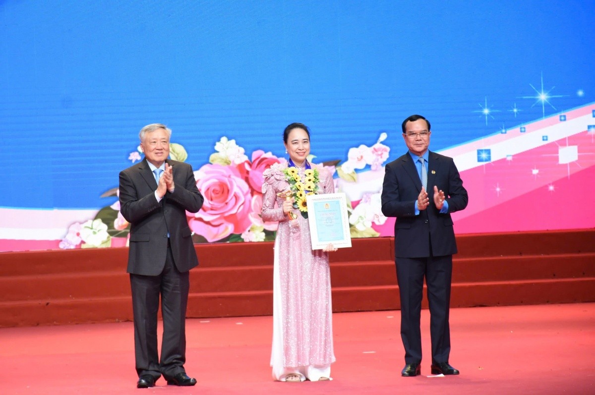 Chủ tịch HĐTV EVNNPC nhận giải thưởng ‘Nữ đoàn viên công đoàn năng động, sáng tạo, trách nhiệm’
