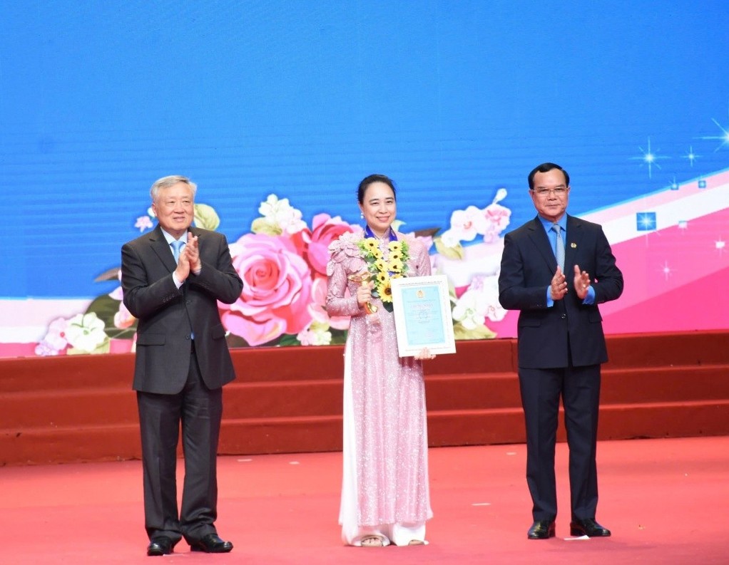 Chủ tịch HĐTV EVNNPC nhận giải thưởng ‘Nữ đoàn viên công đoàn năng động, sáng tạo, trách nhiệm’
