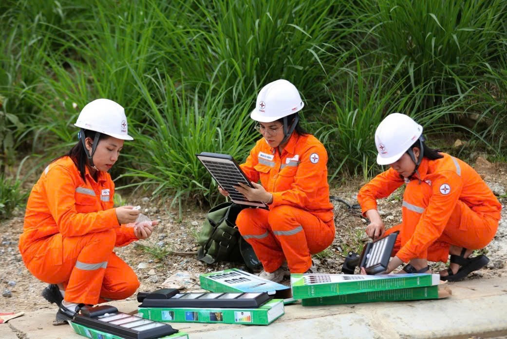 Phụ nữ EVNNPC - Bản lĩnh, sáng tạo, thắp sáng niềm tin