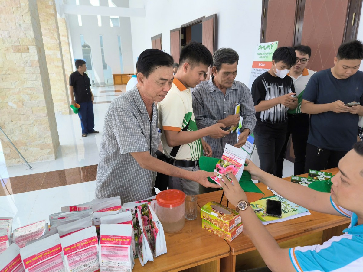 ‘Bác sỹ nông học’ về với miền Tây mùa nước nổi - Khi khoa học sát cánh cùng đồng ruộng ‘Bác sỹ nông học’ về với miền Tây mùa nước nổi - Khi khoa học sát cánh cùng đồng ruộng