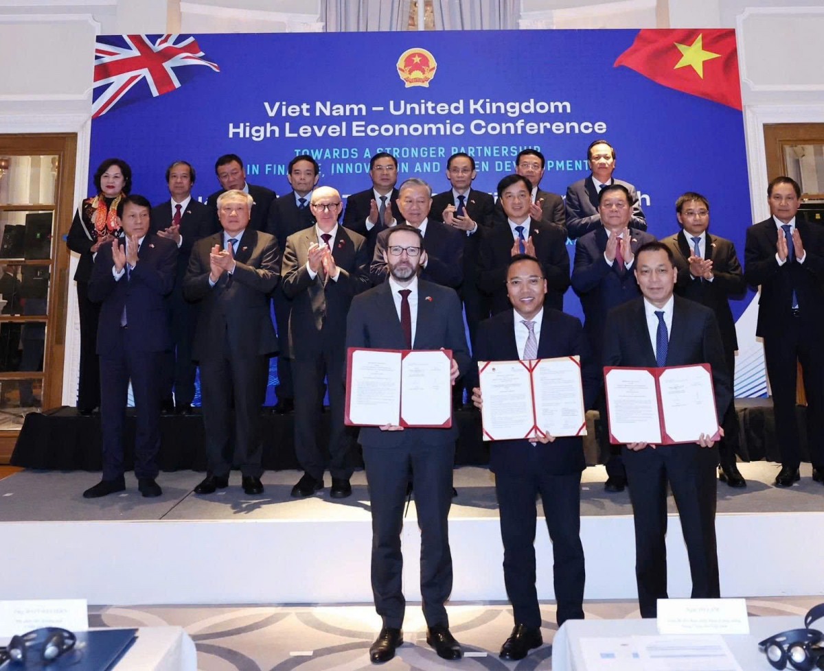 EVN và Bộ Ngoại giao Anh trao ký kết MOU trong lĩnh vực năng lượng và lưới điện xanh