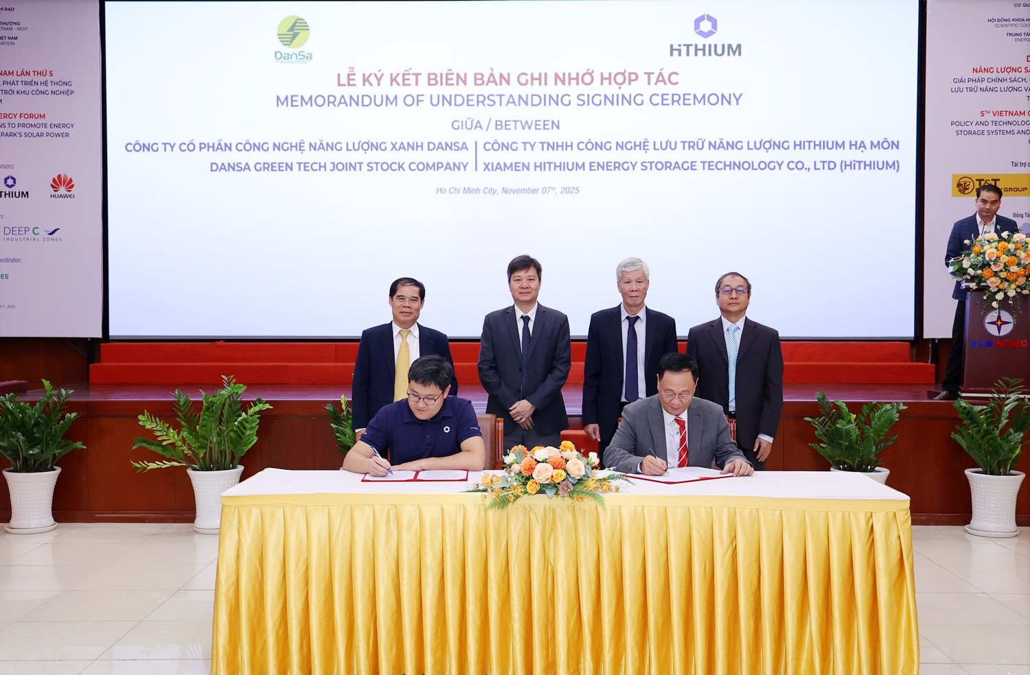 Giải pháp chính sách, công nghệ phát triển lưu trữ năng lượng và điện mặt trời khu công nghiệp tại Việt Nam