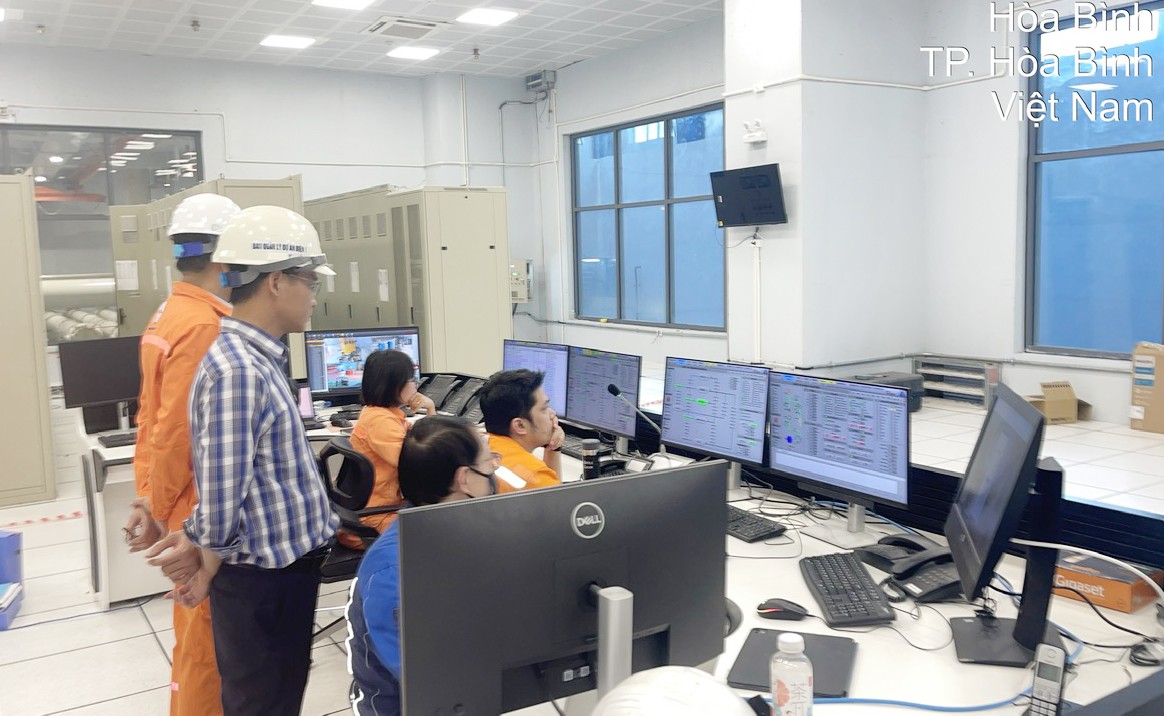 Hòa lưới điện quốc gia tổ máy 2 dự án Thủy điện Hòa Bình mở rộng