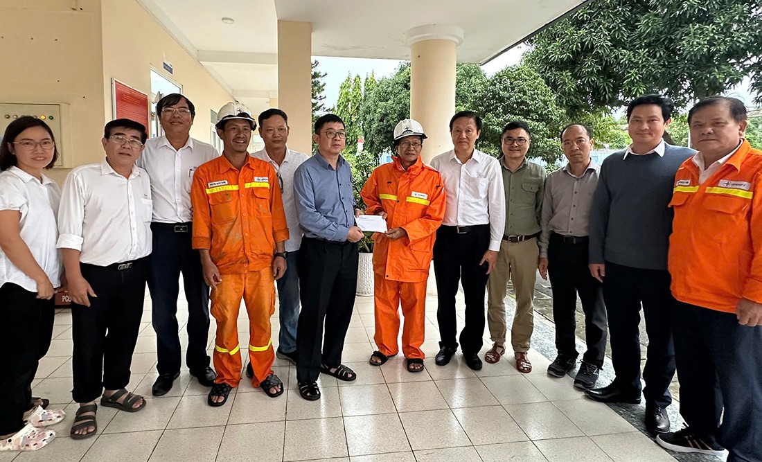 Lãnh đạo EVNNPT thăm hỏi các đơn vị bị ảnh hưởng bởi thiên tai tại Khánh Hòa Lãnh đạo EVNNPT thăm hỏi các đơn vị bị ảnh hưởng bởi thiên tai tại Khánh Hòa