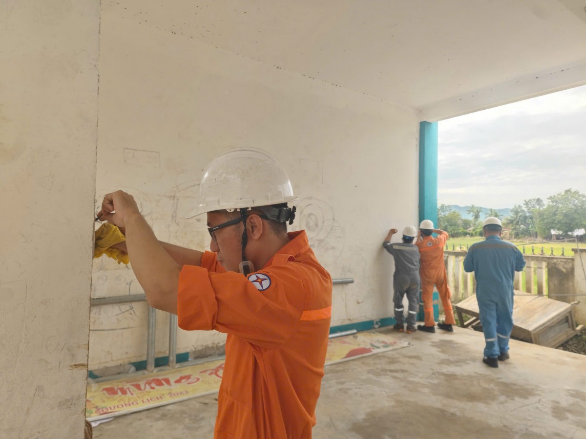 Công ty Nhiệt điện Vĩnh Tân hỗ trợ người dân Đắc Lắk khắc phục hậu quả bão lũ Công ty Nhiệt điện Vĩnh Tân hỗ trợ người dân Đắc Lắk khắc phục hậu quả bão lũ