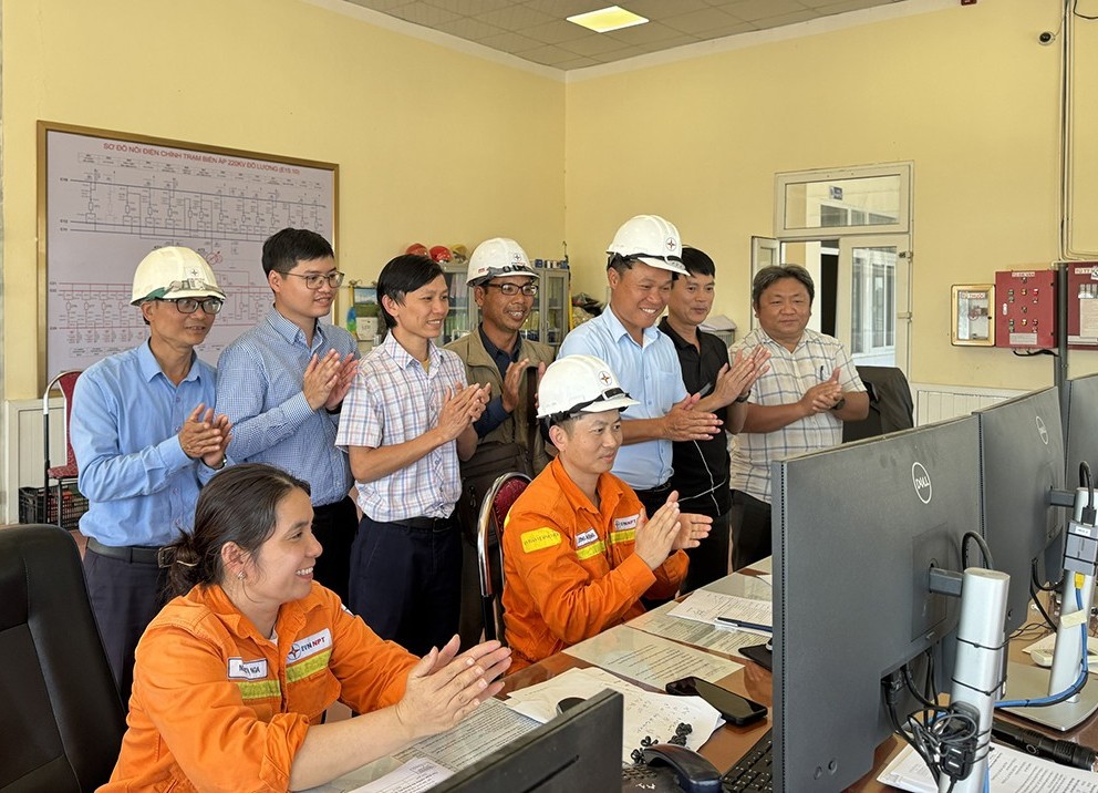 Đóng điện dự án đường dây 220kV Đô Lương - Nam Cấm