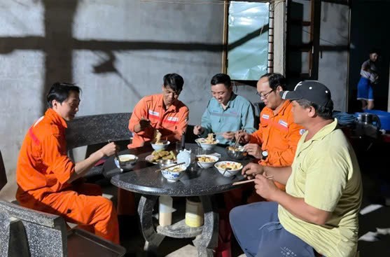 Đoàn Thanh niên EVNGENCO2 chung tay hỗ trợ người dân vùng lũ tại Trung bộ Đoàn Thanh niên EVNGENCO2 chung tay hỗ trợ người dân vùng lũ tại Trung bộ