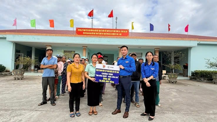 Đoàn Thanh niên EVNGENCO2 chung tay hỗ trợ người dân vùng lũ tại Trung bộ Đoàn Thanh niên EVNGENCO2 chung tay hỗ trợ người dân vùng lũ tại Trung bộ