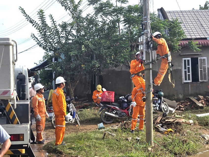 Ngập sâu diện rộng, PC Lâm Đồng trực 24/24, kịp thời ứng phó khẩn cấp Ngập sâu diện rộng, PC Lâm Đồng trực 24/24, kịp thời ứng phó khẩn cấp