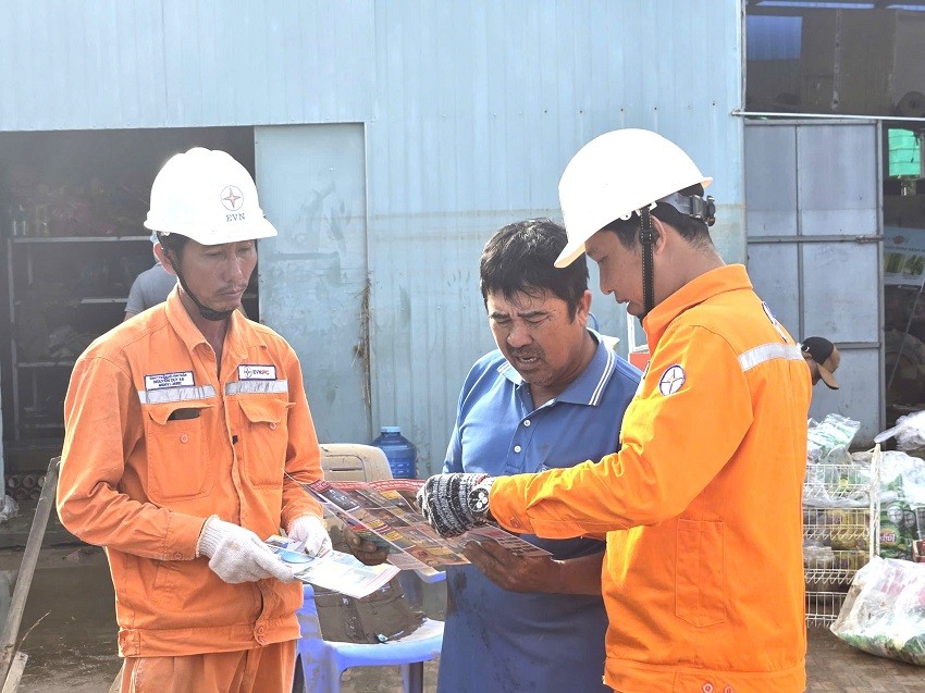 Ngập sâu diện rộng, PC Lâm Đồng trực 24/24, kịp thời ứng phó khẩn cấp Ngập sâu diện rộng, PC Lâm Đồng trực 24/24, kịp thời ứng phó khẩn cấp