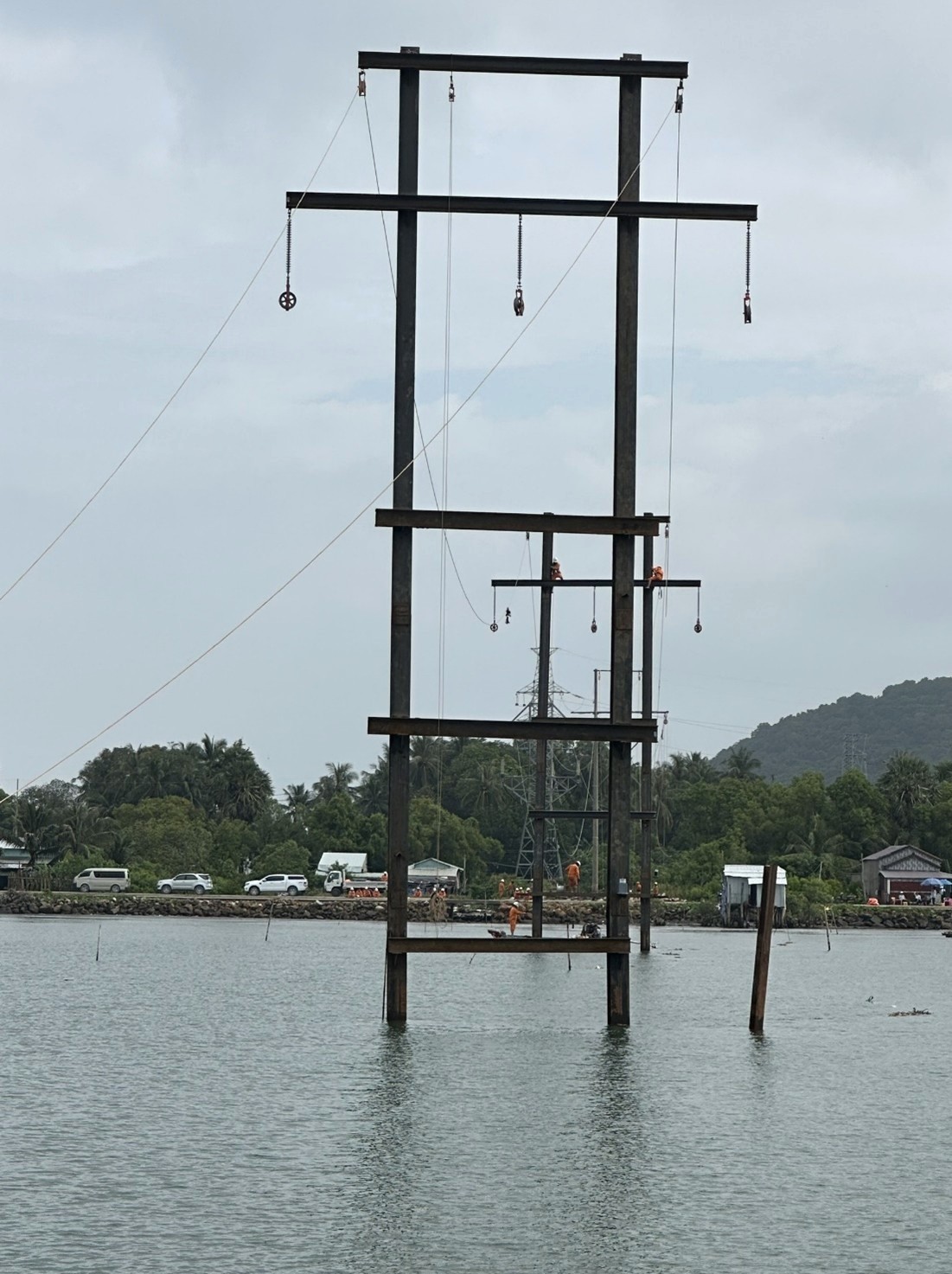 Chùm ảnh thi công xuyên đêm, ‘nối điện’ trở lại cho Đặc khu Phú Quốc