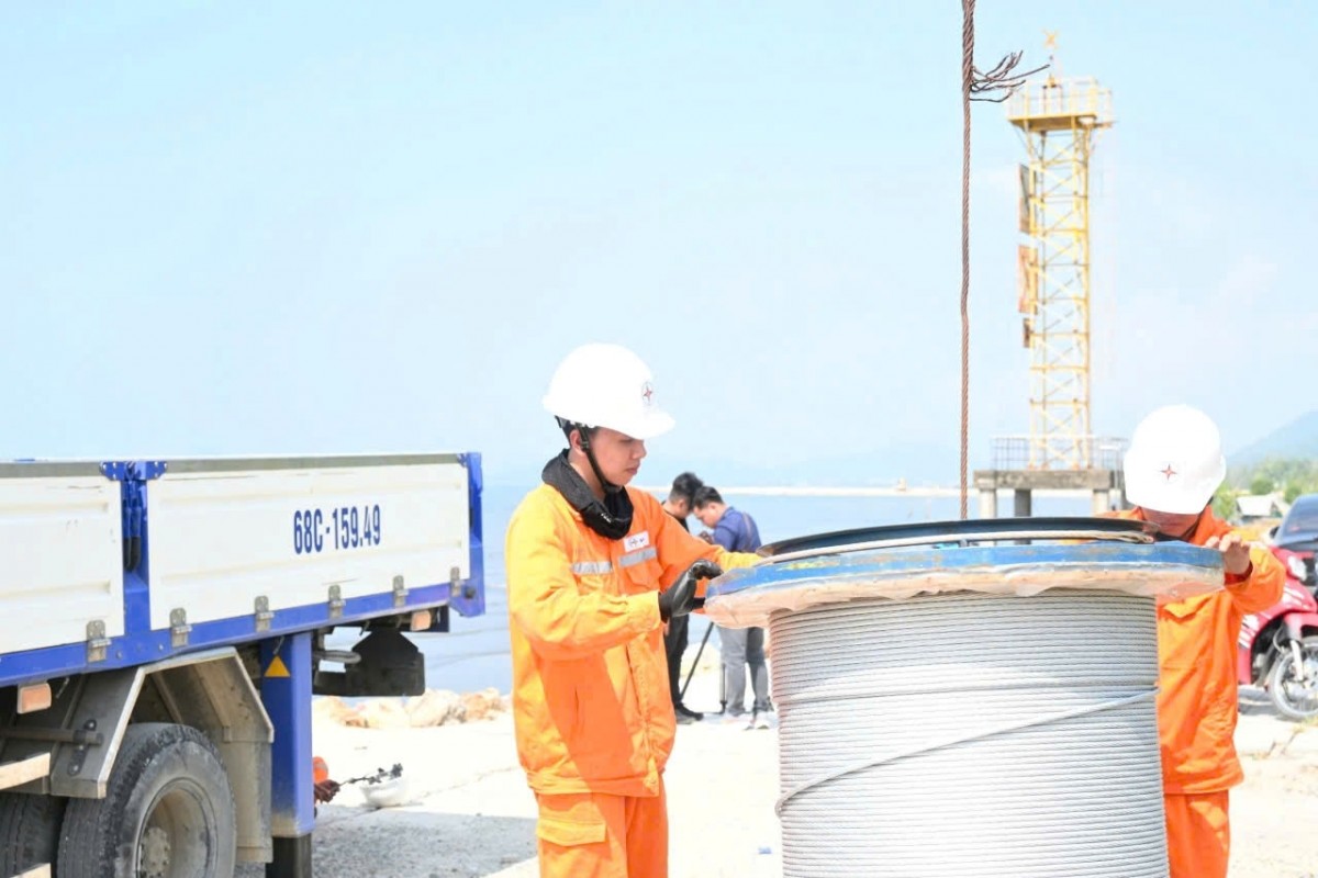 Chùm ảnh thi công xuyên đêm, ‘nối điện’ trở lại cho Đặc khu Phú Quốc