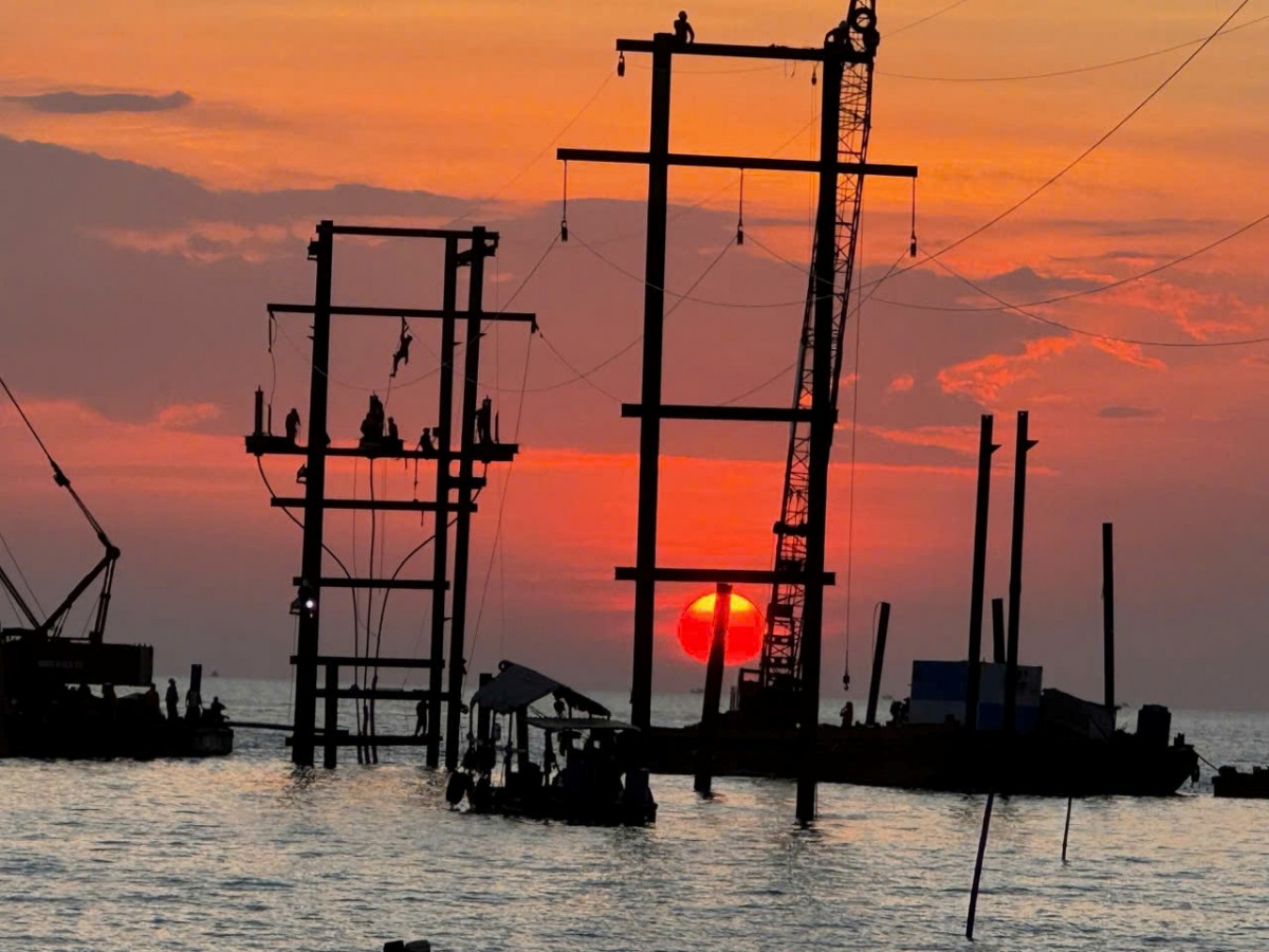 Chùm ảnh thi công xuyên đêm, ‘nối điện’ trở lại cho Đặc khu Phú Quốc