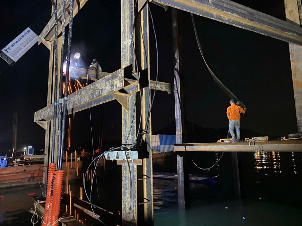 Chùm ảnh thi công xuyên đêm, ‘nối điện’ trở lại cho Đặc khu Phú Quốc