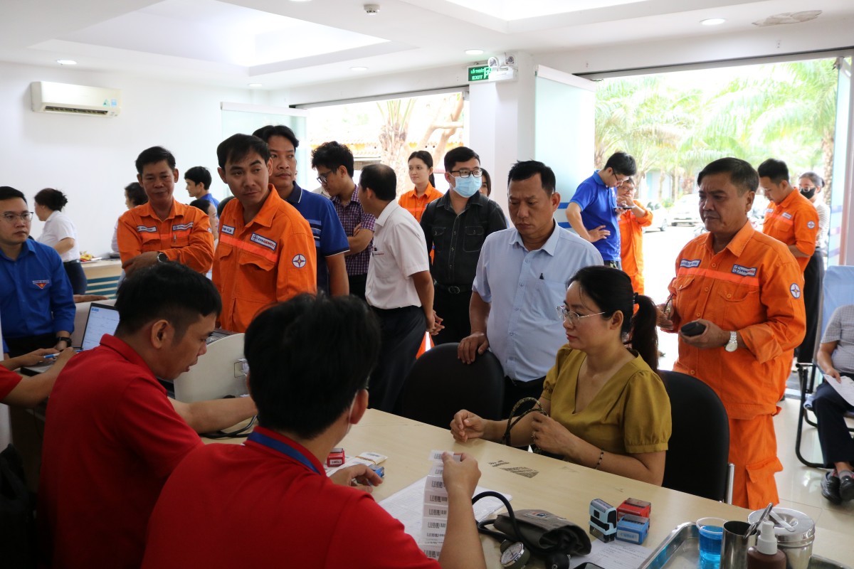 EVNGENCO2 và Nhiệt điện Cần Thơ hưởng ứng Tuần lễ hồng EVN lần XI EVNGENCO2 và Nhiệt điện Cần Thơ hưởng ứng Tuần lễ hồng EVN lần XI