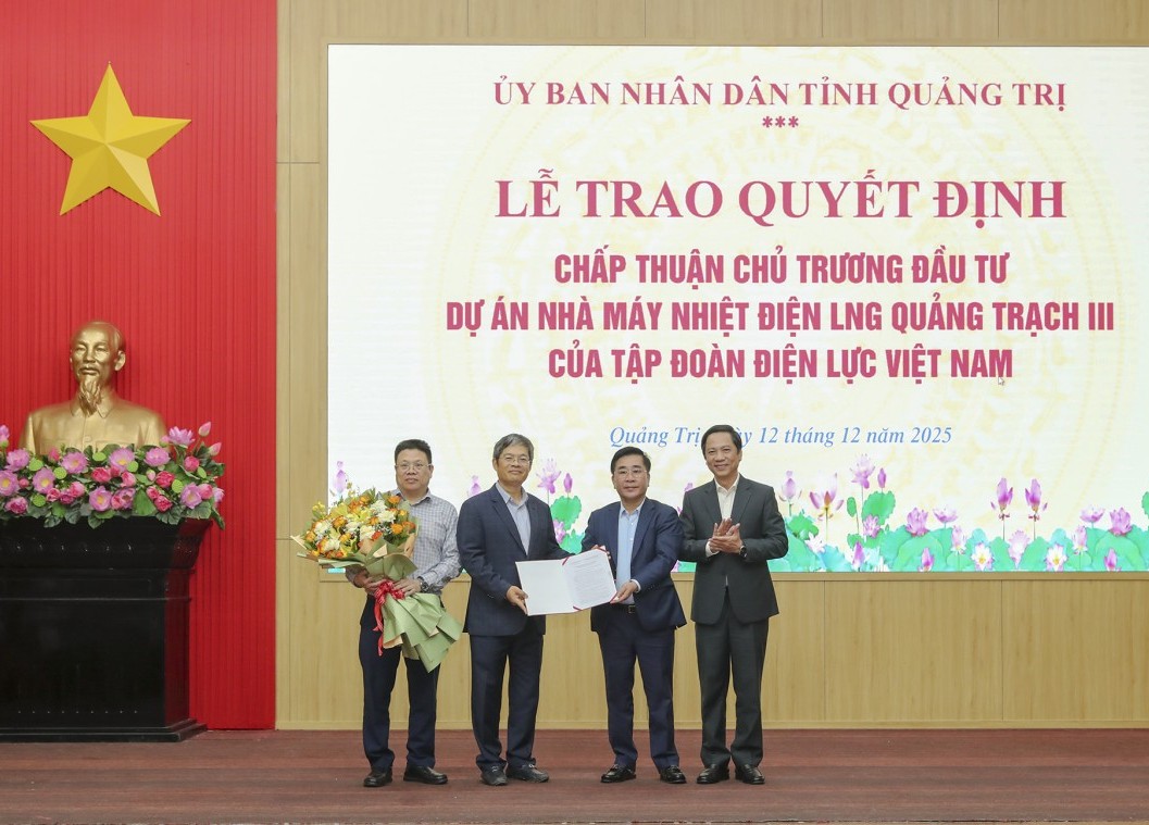 Trao quyết định chấp thuận chủ trương đầu tư dự án Nhiệt điện LNG Quảng Trạch 3