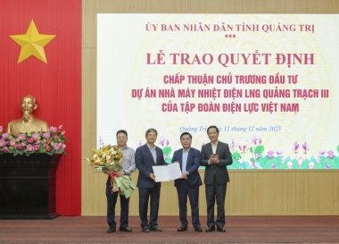 Trao quyết định chấp thuận chủ trương đầu tư dự án Nhiệt điện LNG Quảng Trạch 3