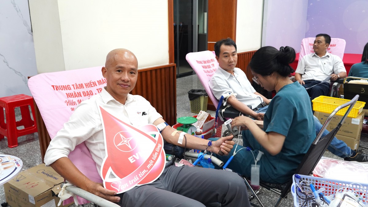 EVNSPC tham gia hiến máu hưởng ứng Tuần lễ hồng EVN lần thứ XI EVNSPC tham gia hiến máu hưởng ứng Tuần lễ hồng EVN lần thứ XI