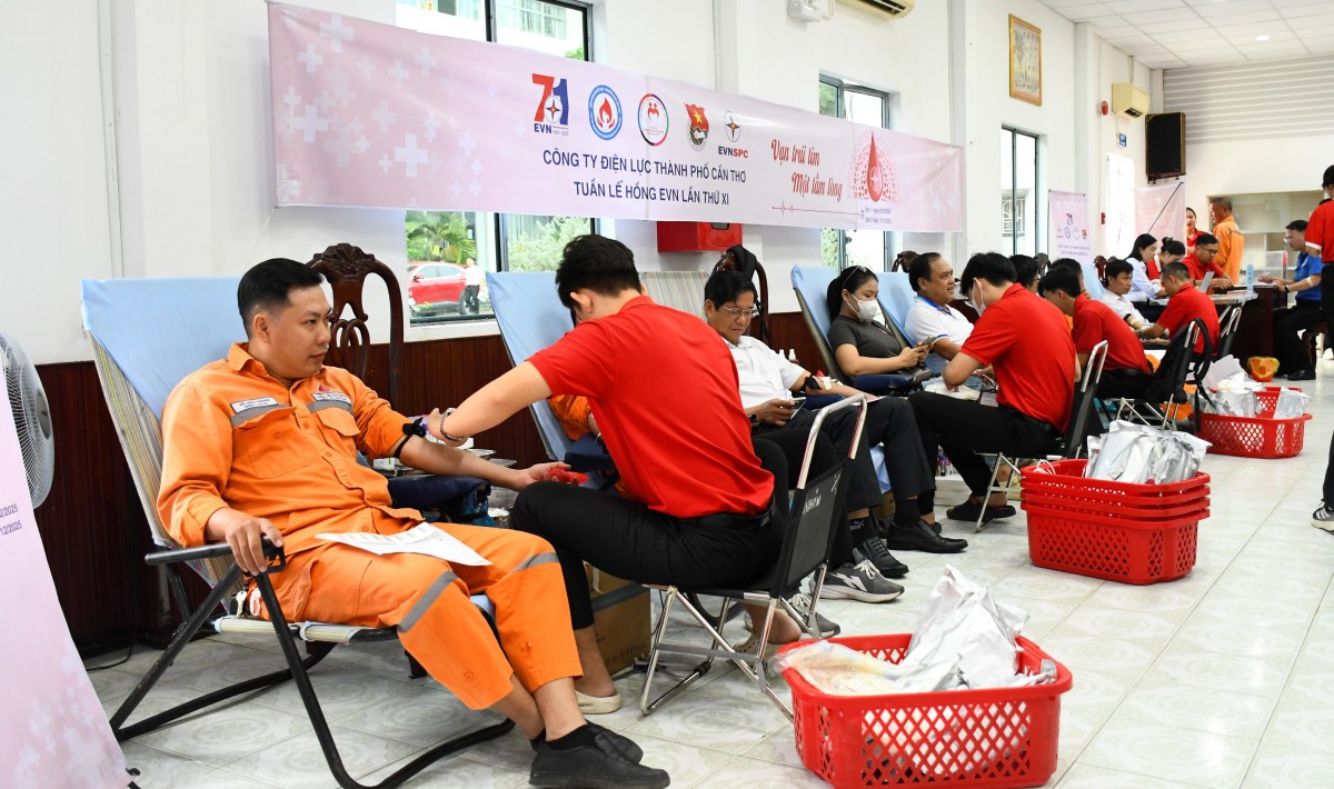 EVNSPC tham gia hiến máu hưởng ứng Tuần lễ hồng EVN lần thứ XI EVNSPC tham gia hiến máu hưởng ứng Tuần lễ hồng EVN lần thứ XI