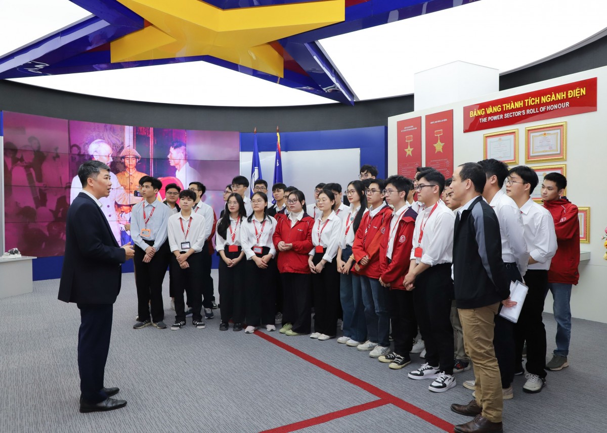 Trao học bổng EVN năm 2025 cho 130 sinh viên xuất sắc Trao học bổng EVN năm 2025 cho 130 sinh viên xuất sắc