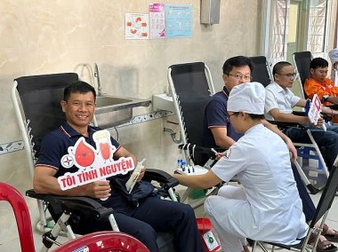 Công ty ĐHĐ hưởng ứng Tuần lễ hồng EVN lần thứ XI