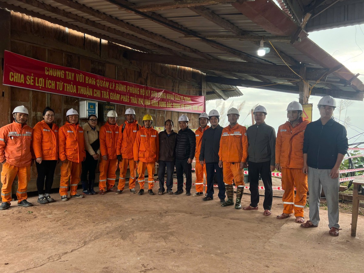 Lưới điện quốc gia đến với 5 bản vùng lõm miền Tây Nghệ An