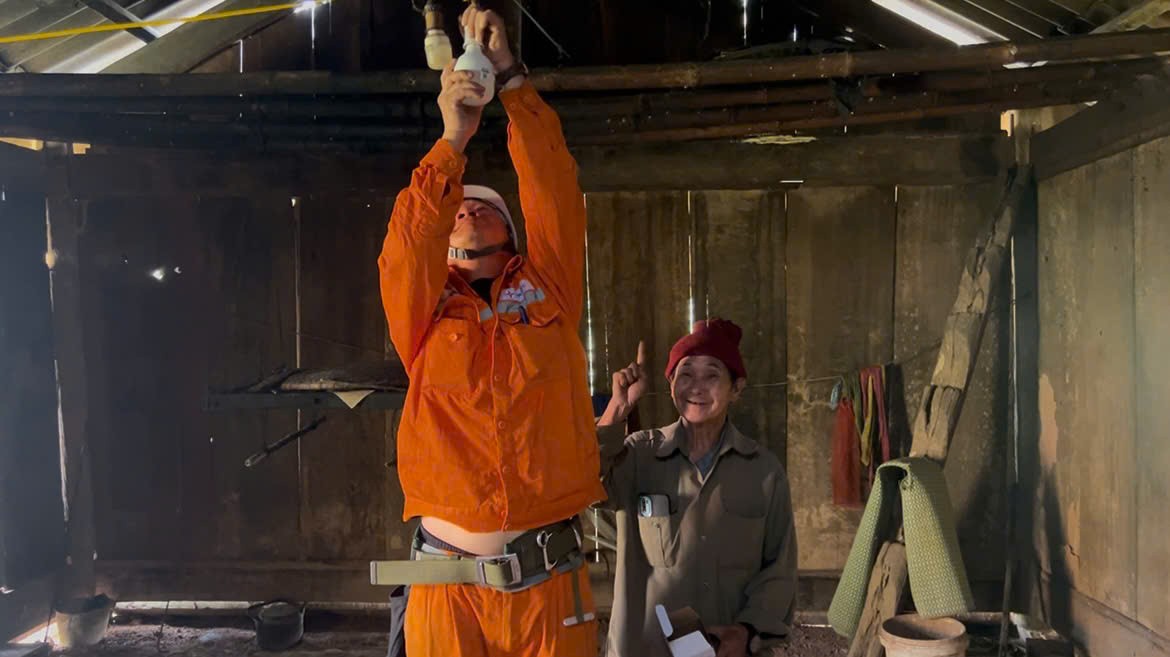 Lưới điện quốc gia đến với 5 bản vùng lõm miền Tây Nghệ An