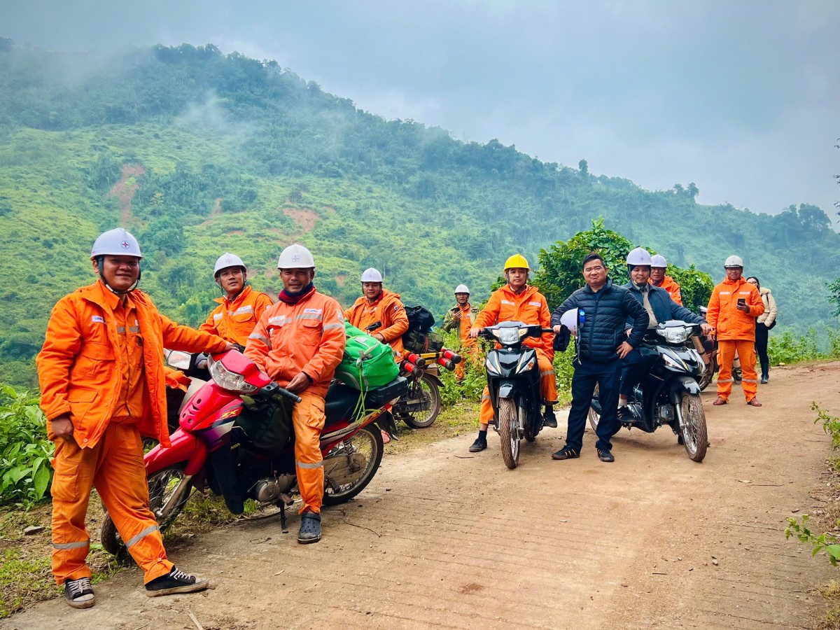 Lưới điện quốc gia đến với 5 bản vùng lõm miền Tây Nghệ An