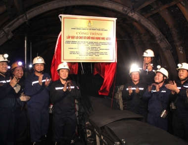 Than Núi Béo gắn biển công trình ‘Lắp đặt, đưa vào hoạt động lò chợ CGH hạng nhẹ 40701’