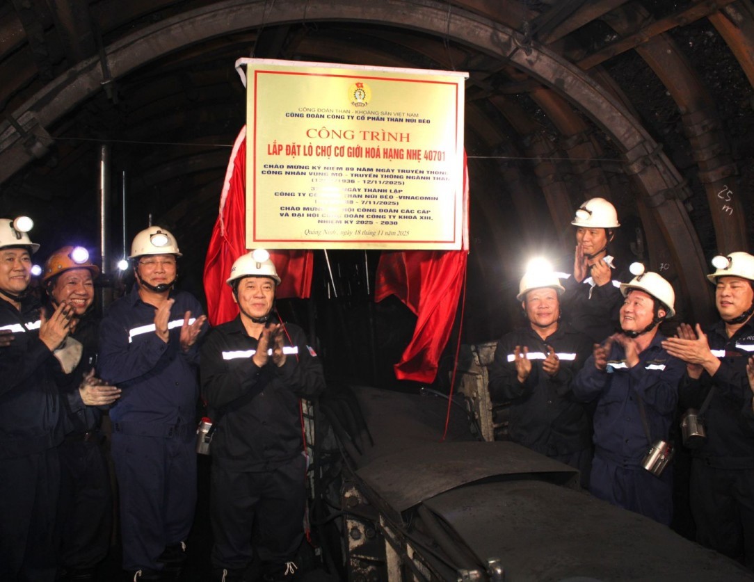 Than Núi Béo gắn biển công trình ‘Lắp đặt, đưa vào hoạt động lò chợ CGH hạng nhẹ 40701’