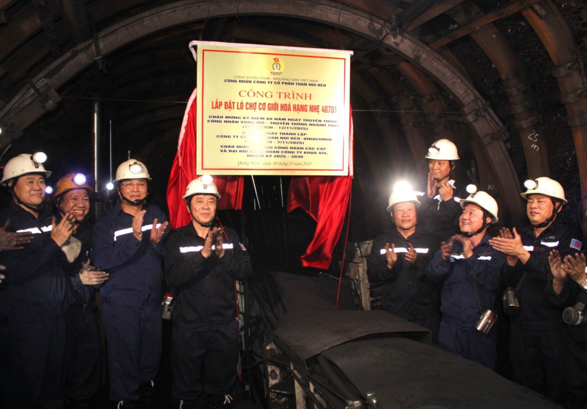 Than Núi Béo gắn biển công trình ‘Lắp đặt, đưa vào hoạt động lò chợ CGH hạng nhẹ 40701’ Than Núi Béo gắn biển công trình ‘Lắp đặt, đưa vào hoạt động lò chợ CGH hạng nhẹ 40701’