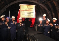 Than Núi Béo gắn biển công trình ‘Lắp đặt, đưa vào hoạt động lò chợ CGH hạng nhẹ 40701’