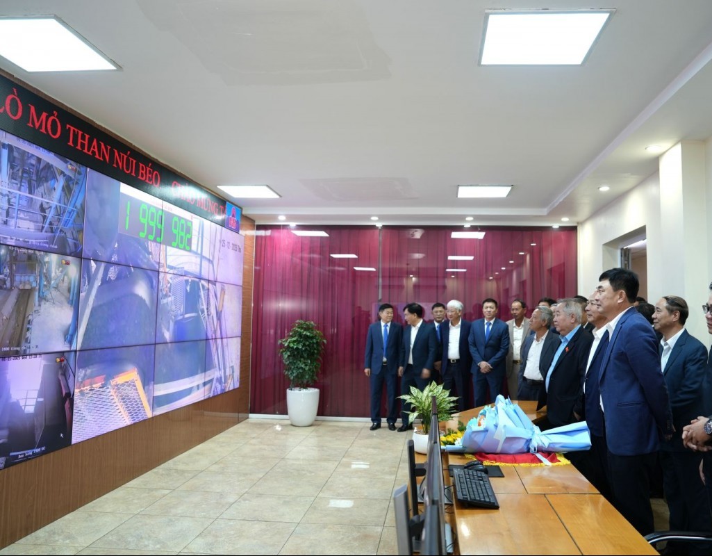 Than Núi Béo đón mừng tấn than hầm lò thứ 2 triệu