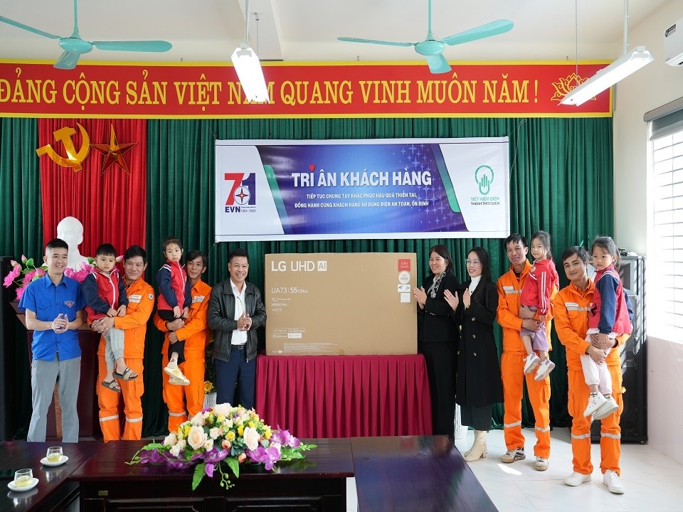 EVNNPC chung tay khắc phục hậu quả thiên tai, đồng hành cùng khách hàng sử dụng điện