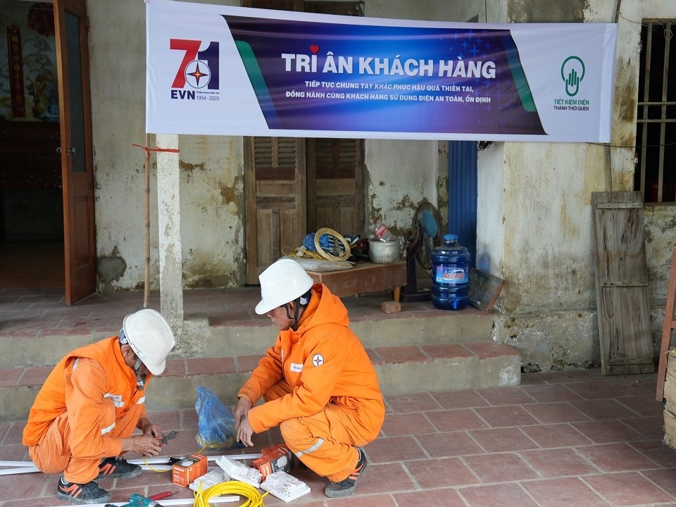 EVNNPC chung tay khắc phục hậu quả thiên tai, đồng hành cùng khách hàng sử dụng điện