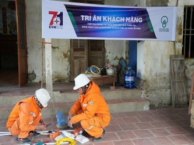 EVNNPC chung tay khắc phục hậu quả thiên tai, đồng hành cùng khách hàng sử dụng điện